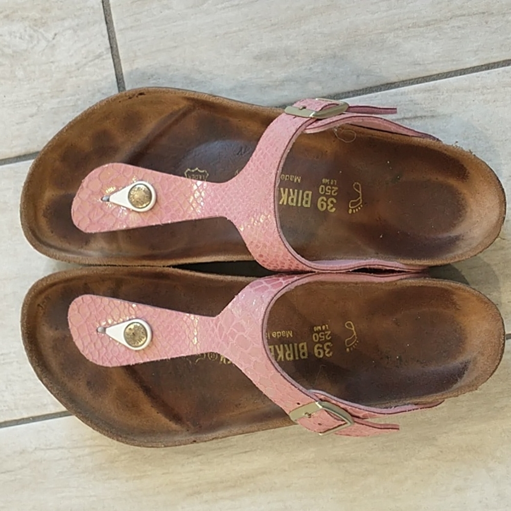 Birkenstock Woman's Giza thong sandal, pink croc size 39 (8 1/2), gently used